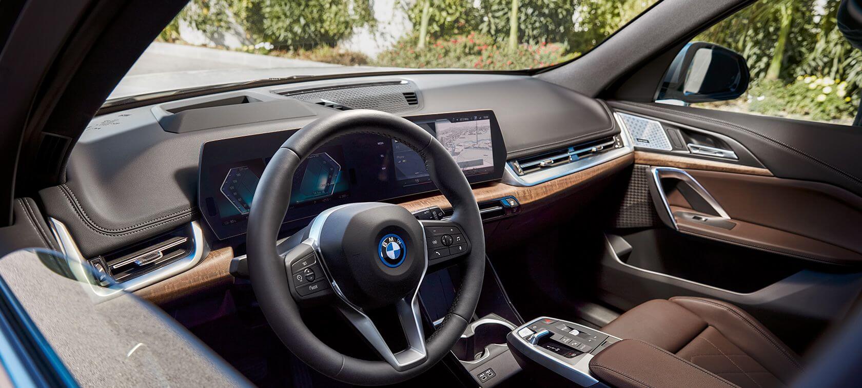 BMW inredning SUV elbil trådlös laddning ix1 2024 